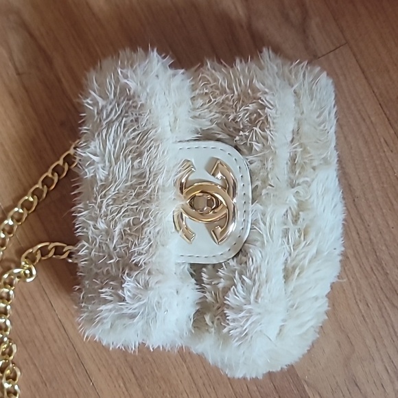 Elegant White Faux KIDS Fur Bag with Gold Chain - Picture 2 of 8